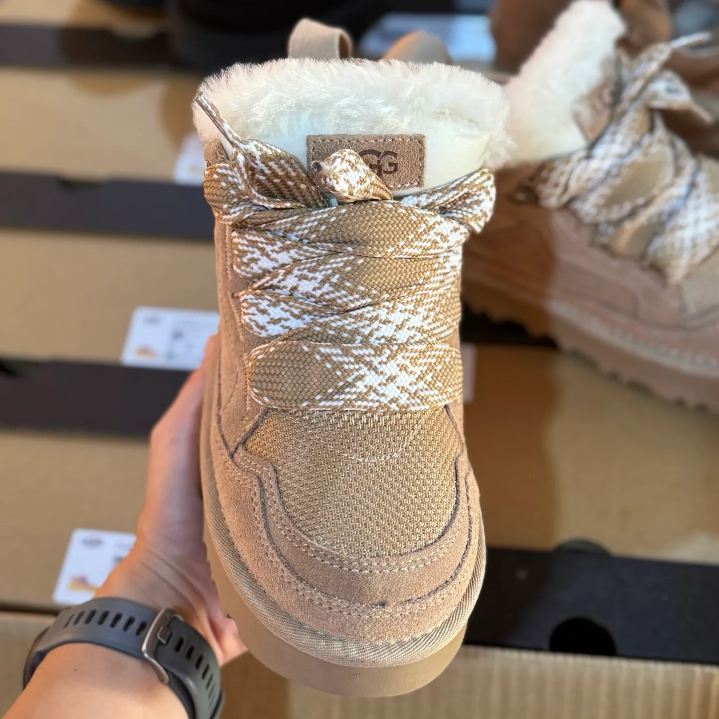 Local 💰600 Settlement in store 250 OEM grade 4032 Mel series Top workmanship level Super stable version ✔️ Good looks and texture online Suede leather + low-key logo look retro Classic two-color shoelaces can be worn as one shoe or two ✔️ So comfortable that you want to weld your feet on it Super light material + 5cm thick sole No tired feet after heightening Wool insoles are warm and breathable No stress on commuting and shopping all day long ✔️ I love the details: wide shoelaces for photos and photos. Sizes 34-45 are suitable for a variety of foot types. Slight stains can be wiped clean with a damp cloth. The loose feeling in early autumn depends entirely on it. You can close your eyes and avoid stepping on thunder! 👟